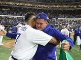 Julio Urías y Víctor González celebran el triunfo de Serie Mundial.