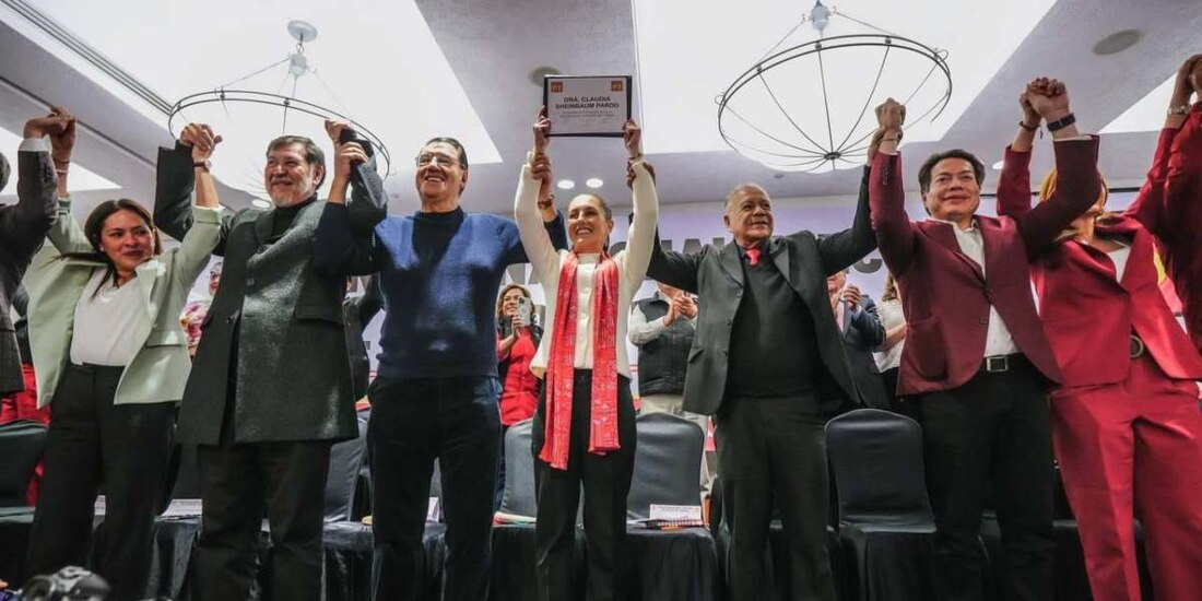 Claudia Sheinbaum recibe constancia del PT para buscar la Presidencia de la República.