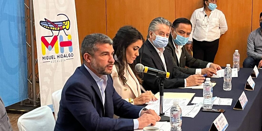 El Alcalde en Miguel Hidalgo, Mauricio Tabe, en primer plano.