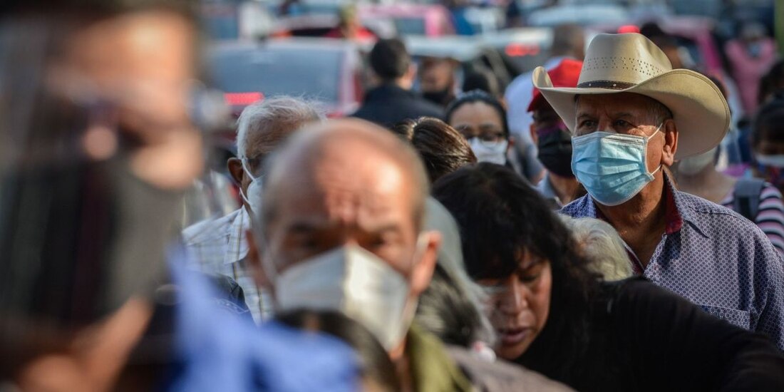 Algunas personas que acudieron al centro de vacunación de Palacio de los Deportes "eran de municipios conurbados".