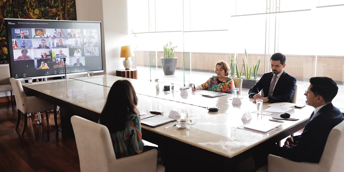 El canciller Roberto Velasco (der.), ayer, en videollamada con embajadores.