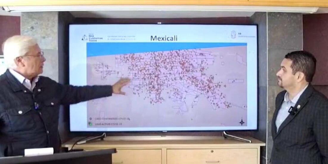 El gobernador Jaime Bonilla (izq.) y el secretario de salud, Alonso Pérez Rico, analizan la distribución de casos activos en el estado..