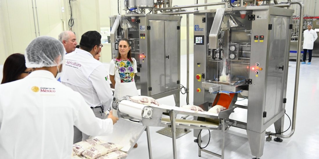 Claudia Sheinbaum inaugura planta pasteurizadora de leche que beneficia a 200 mil personas.