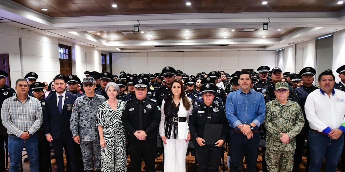 La gobernadora Tere Jiménez encabeza la entrega de reconocimientos a los cuerpos policiacos en Palacio de Gobierno.