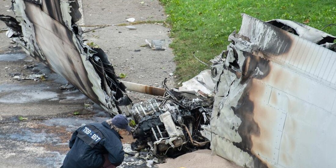 Un miembro de la Junta de Seguridad en el Transporte inspecciona los restos de la avioneta en el lugar del accidente en Montreal