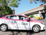 Un taxista circula con su auto nuevo, en 2022.