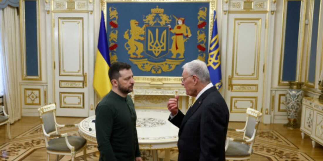 El presidente ucraniano (izq.), Volodimir Zelenski, escucha los comentarios del enviado de EU en la región, Keith Kellogg, ayer.