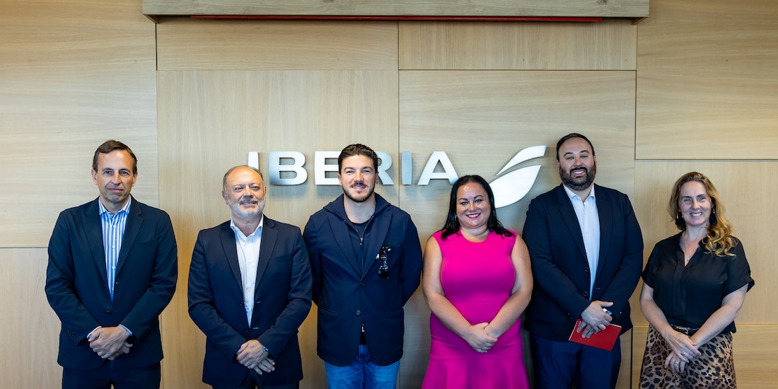 El gobernador Samuel García Sepúlveda durante el anuncio de la nueva ruta Monterrey-Madrid en las oficinas de Iberia.