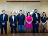 El gobernador Samuel García Sepúlveda durante el anuncio de la nueva ruta Monterrey-Madrid en las oficinas de Iberia.