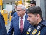 El senador demócrata Bob Menéndez, ayer, al salir del tribunal de Nueva Jersey al ser declarado culpable de varios delitos.