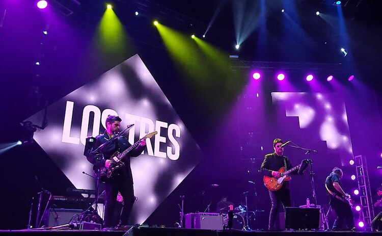 Los tres, en el escenario principal, cerrando el Chilean Wey.