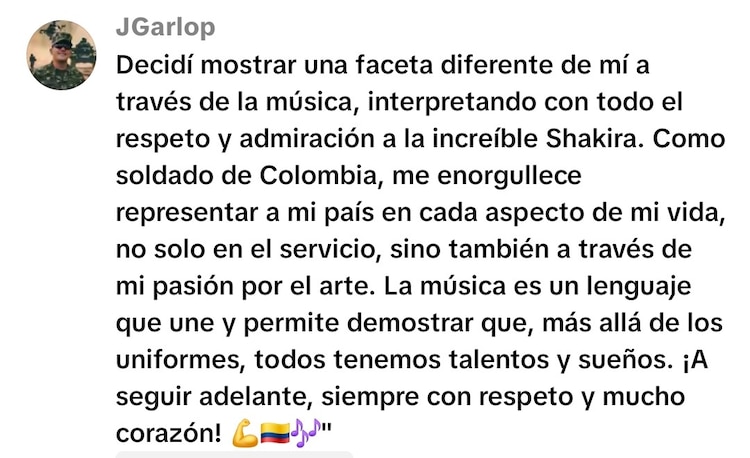 Durante una reunión del ejército, el joven interpretó "Waka Waka"