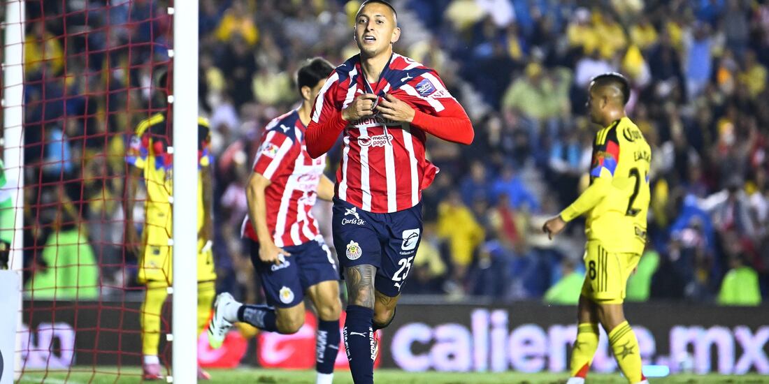 Roberto Alvarado celebra su gol con Chivas.