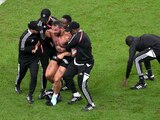 Agentes de seguridad retiran a un aficionado que invadió la cancha durante el partido entre Argentina y Holanda en los cuartos de final de la Copa del Mundo el viernes 9 de diciembre de 2022, en el Estadio Lusail, en Qatar