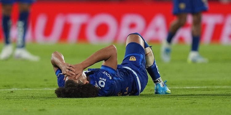 UN DECLIVE. Adalberto Carrasquilla
abandonó la cancha por una fuerte lesión.
José Paradela había salido al 36’, también
tras una molestia.