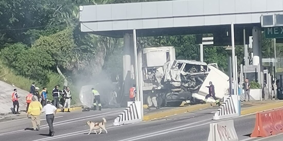 Tráiler pierde el control y se impacta contra una caseta en la Autopista del Sol.