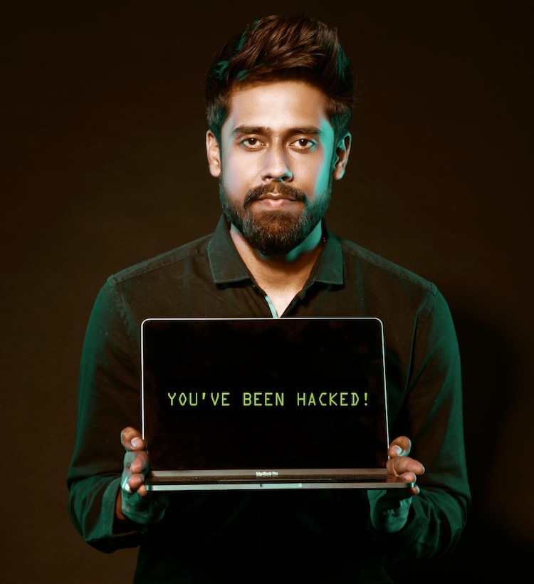 Las víctimas reciben un mensaje de correo electrónico o un mensaje de texto que imita (o “suplanta su identidad”) a una persona u organización.