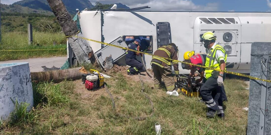 Menor pierde brazo tras volcadura de autobús en la Autopista del Sol.