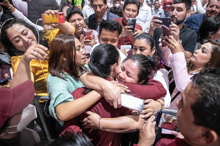Claudia Sheinbaum fue recibida entre aplausos y porras.