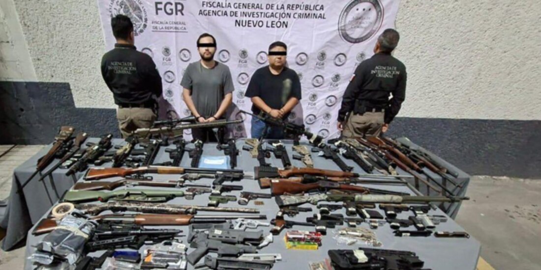 Dos detenidos en NL, ayer, al ser presentados por autoridades federales.