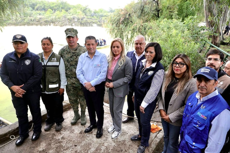 Al centro, el alcalde Giovani Gutiérrez Aguilar.