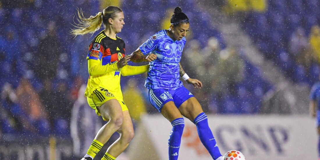 Annie Karich y Jennifer Hermoso disputan un balón en el duelo de la fase regular del Apertura 2025 entre América y Tigres.