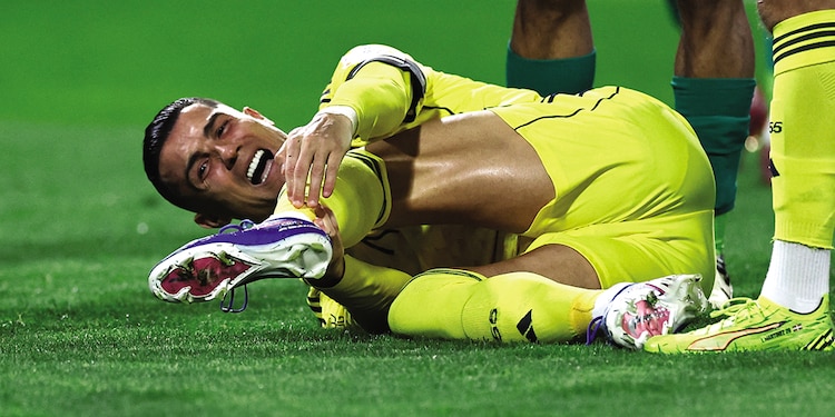Cristiano Ronaldo se duele tras sufrir una lesión en el duelo entre Al-Nassr y Al-Najma el pasado 25 de febrero.