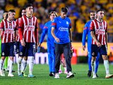 Veljko Paunovic y futbolistas de Chivas, después del 0-0 con Tigres en Monterrey en la ida de la final del Clausura 2023.