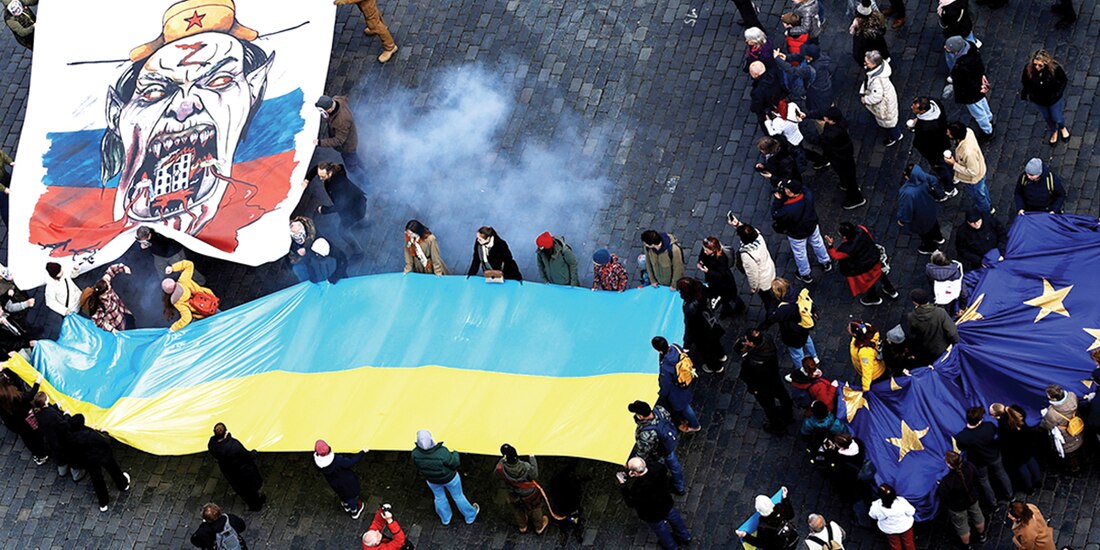 Con una bandera ucraniana protestan en Praga contra la guerra, ayer.