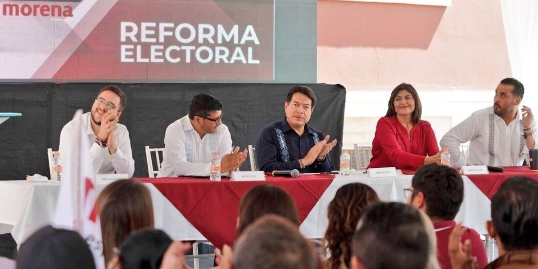 Mario Delgado (centro), ayer en Aguascalientes.