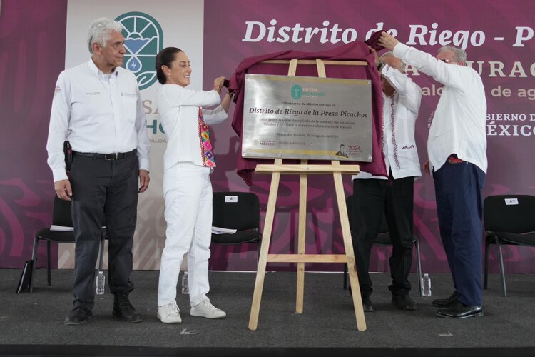Claudia Sheinbaum devela la placa del Distrito de Riego de la Presa Picachos.