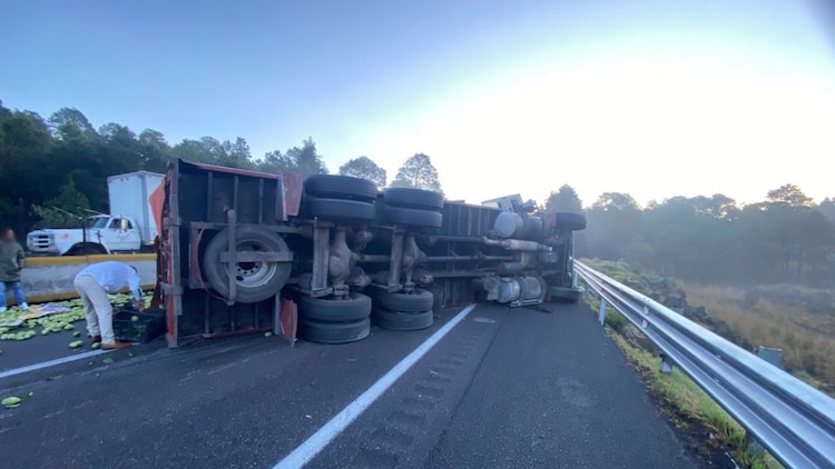 Volcadura de camión autopista México-Cuernavaca