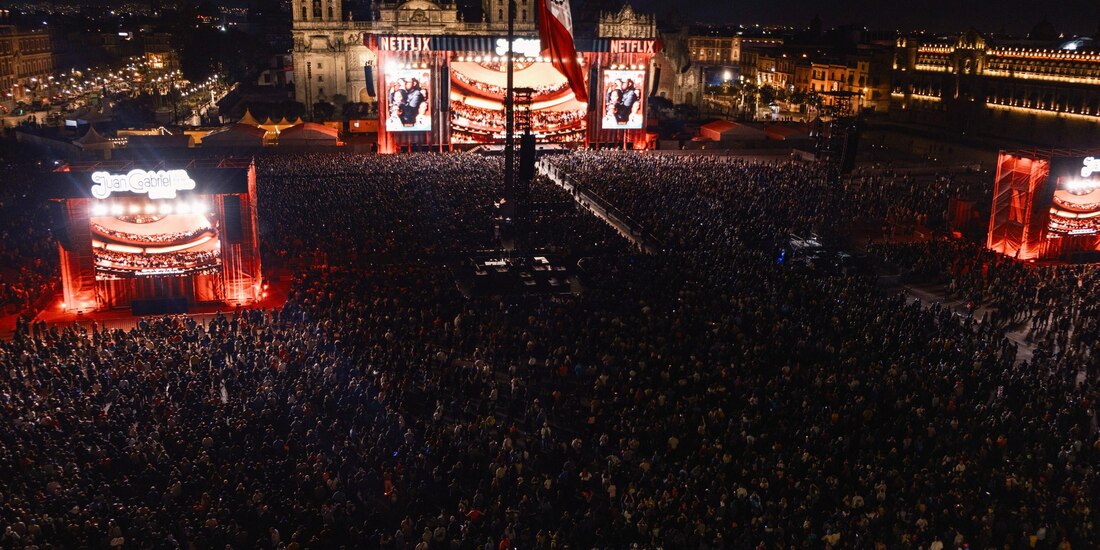 Asisten 170 mil personas a proyección de concierto de Juan Gabriel.