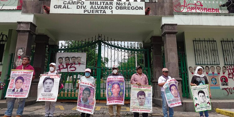 Padres y madres de los normalistas se manifestaron ayer, afuera del Campo Militar número 1.