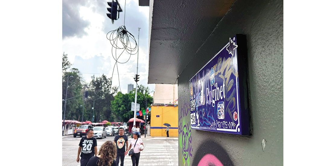 EL NOMBRE de la Calle Ernesto Pugibet luce vandalizada, ayer.