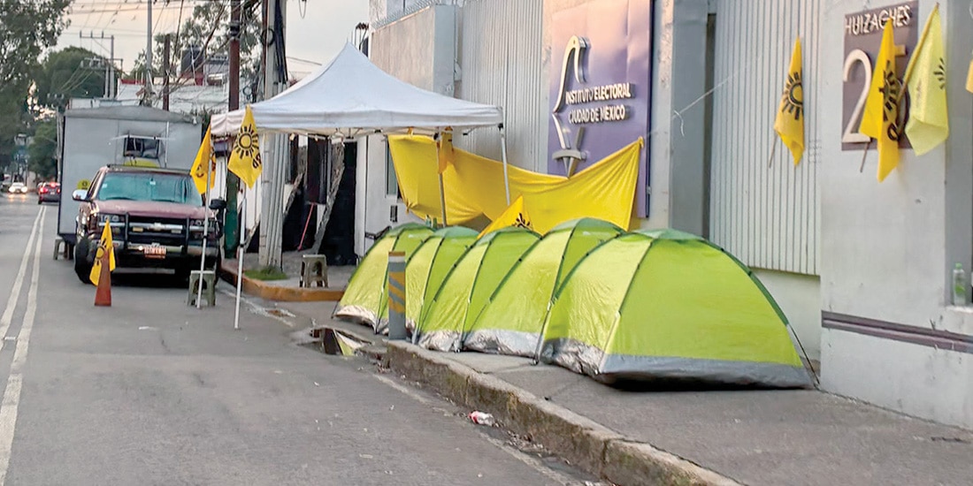 Campamento de perredistas afuera de las instalaciones del IECM, este fin de semana.