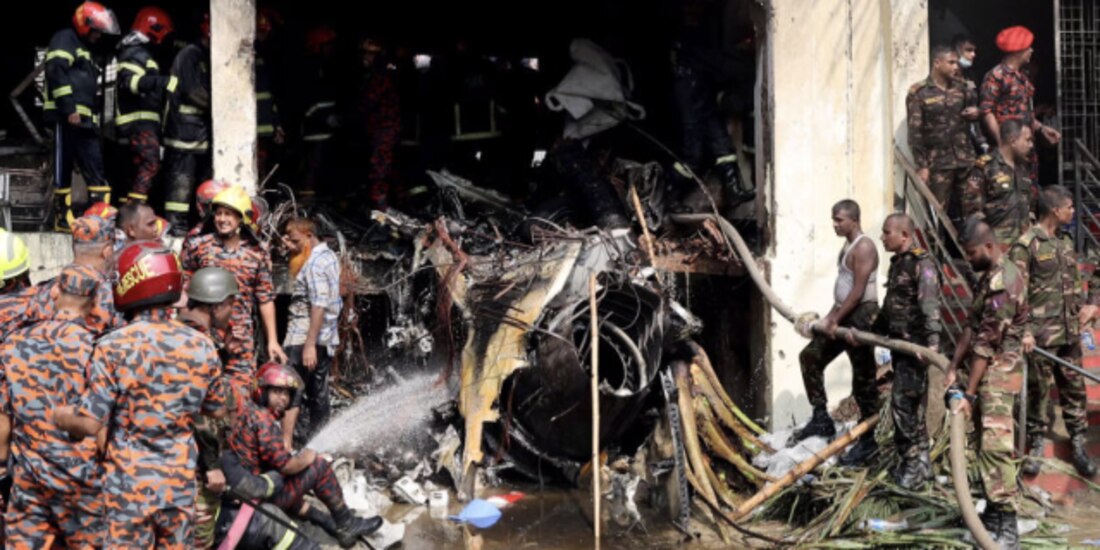 Un avión de la Fuerza Aérea se estrelló en un campus universitario, ayer.