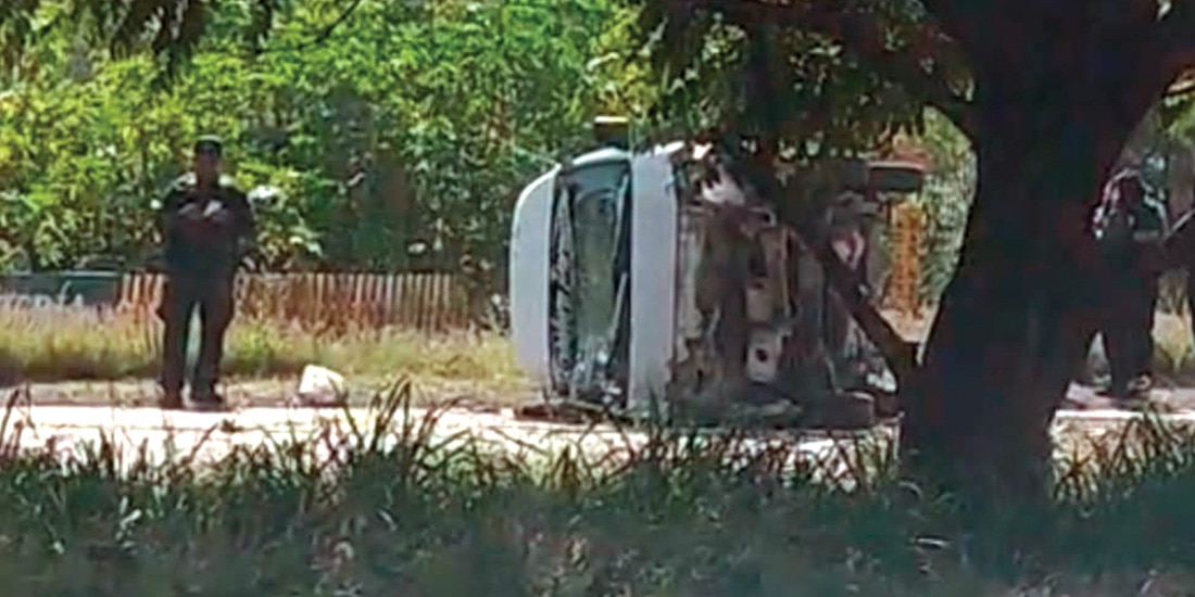 EL VEHÍCULO de la ruta 9 quedó volcado sobre su costado derecho.