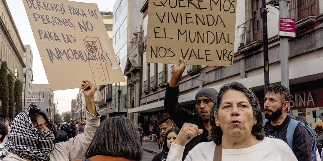 Vecinas y vecinos desalojados de sus viviendas protestan frente a la SCJN, ayer.