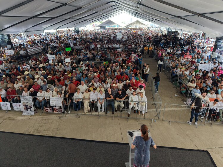 La Presidenta de México estuvo este sábado junto a 30 mil personas en Mazatlán.