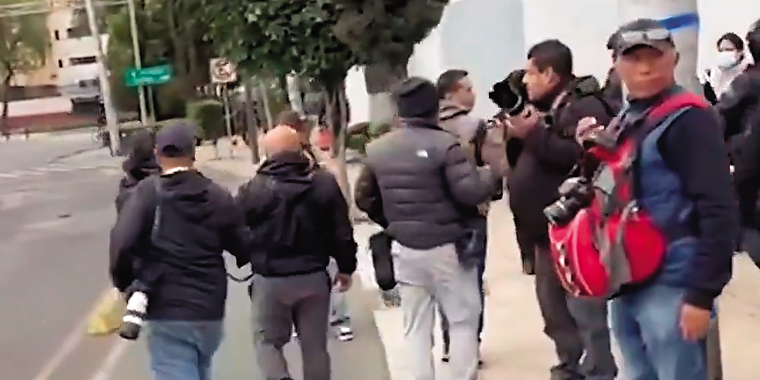 Periodistas, ayer, en la cobertura de la llegada de Nemesio Oseguera a la FGR, en captura de video.