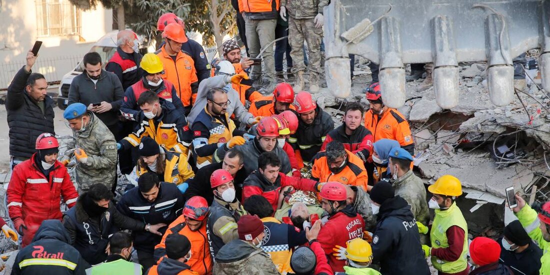 Grupos de rescatistas en los escombros de un edificio en Hatay, Turquía.