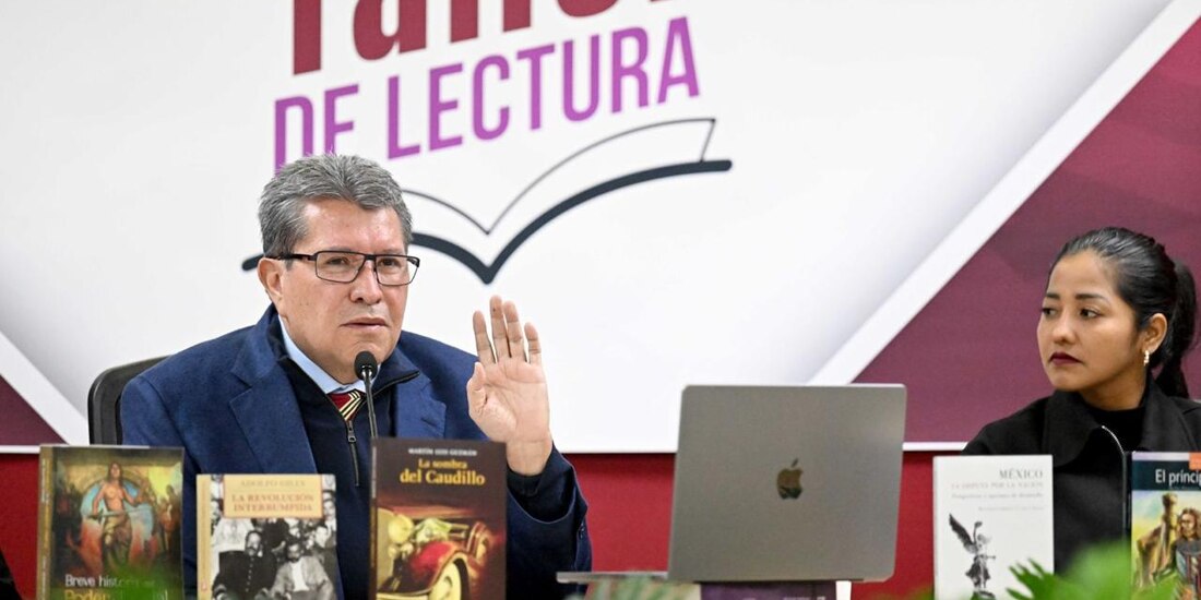 El coordinador de Morena, Ricardo Monreal, este miércoles, durante su último taller de lectura del año.