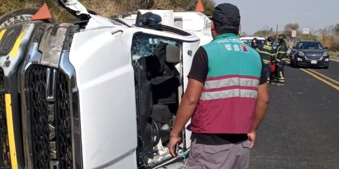 Este sábado se registró una volcadura de pipa en la carretera México- Oaxtepec.