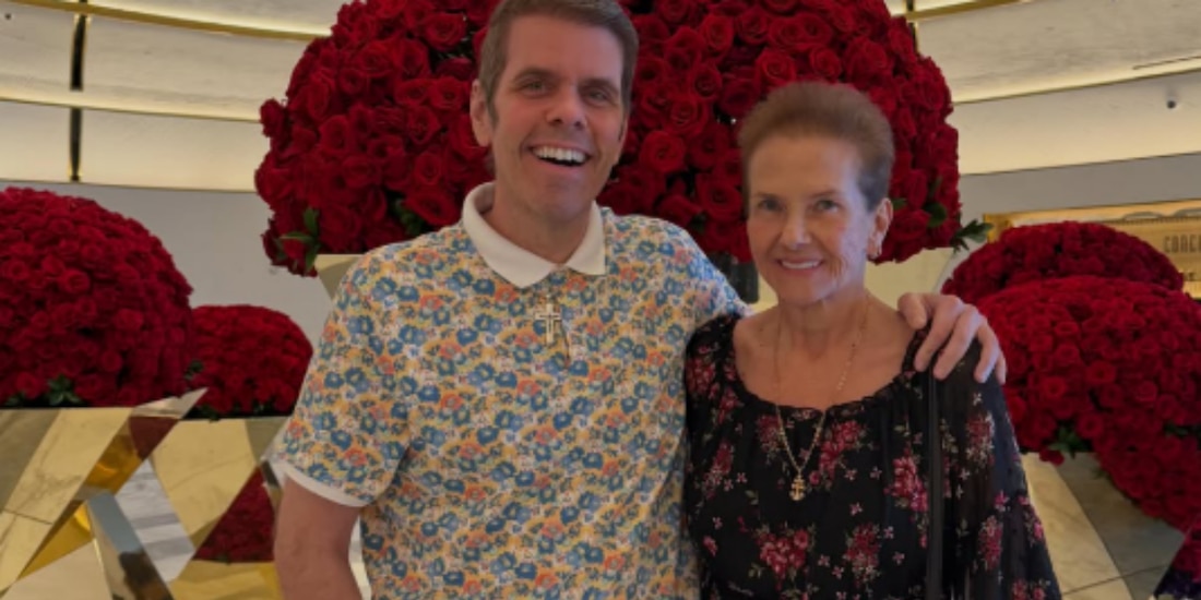 Perez Hilton y su mamá, en mayo de 2026