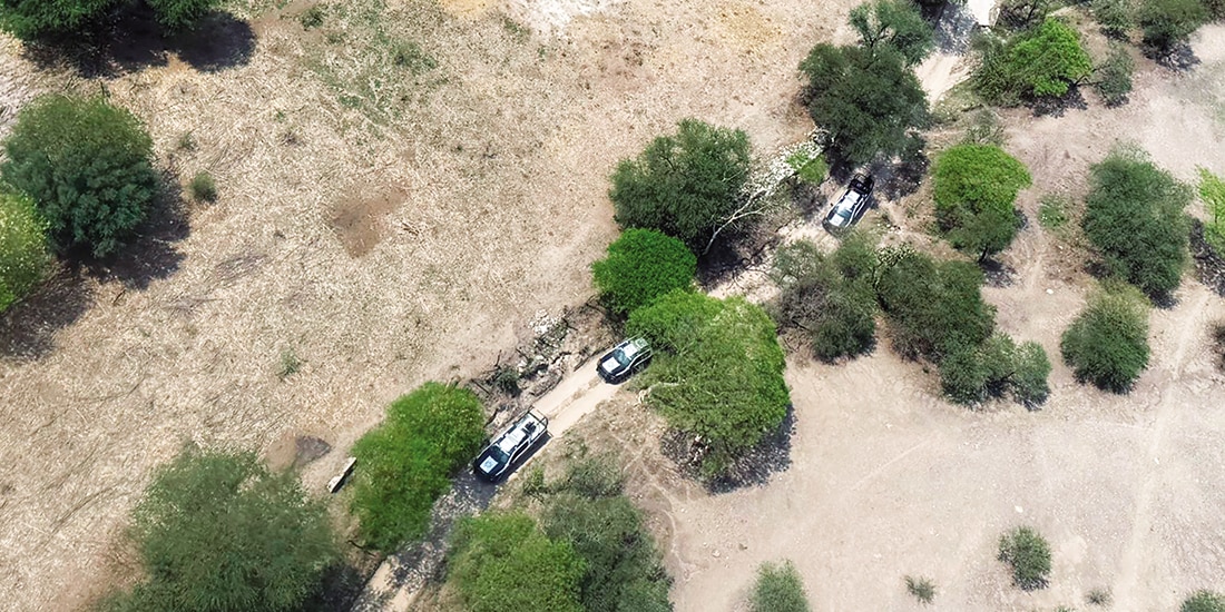 UN CONVOY de seguridad llega a la zona donde se cometió el crimen múltiple el domingo pasado en Tehuitzingo, Puebla.
