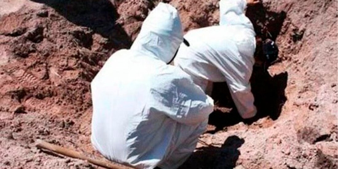 Peritos de la Fiscalía de Colima exhuman restos de una fosa, en Tecomán.
