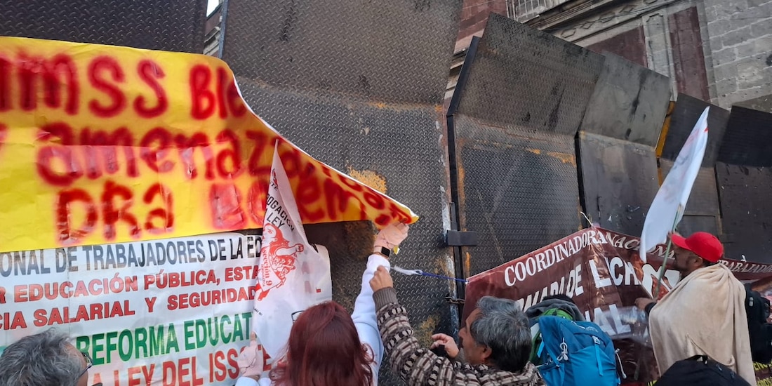 Los profesores disidentes esta mañana en el Centro,