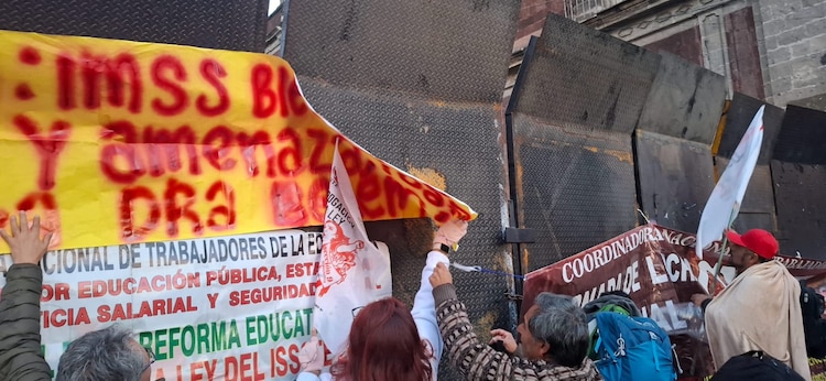 Los profesores disidentes esta mañana en el Centro,