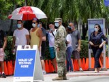La gente espera en la cola en un sitio de pruebas de COVID-19 durante la nueva pandemia de coronavirus, el martes 30 de junio de 2020, en Miami Beach, Florida.